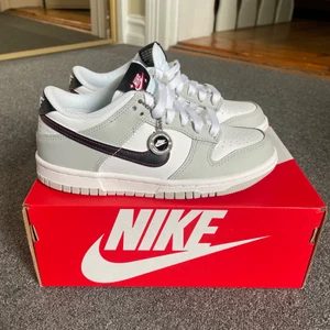 Nike dunk low’s - Ljusgrå Nike dunk low i storlek 35,5. Helt nya och oanvända. 