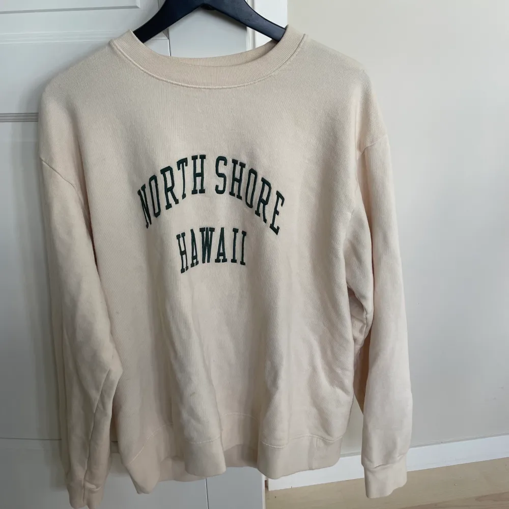 Säljer min krämvita sweatshirt från brandy Melville💗 använd fåtal gånger och därav i bra skick!  (TRYCK INTE KÖP NU!!). Tröjor & Koftor.