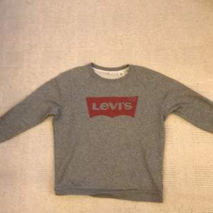 Enkel grå vanlig Levis sweatshirt i storlek S herr. Väldigt bra skick.