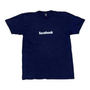 Authentic facebook tröja. Självaste Mark Zuckerburg har haft på sig den, även efter några tvätt finns hans dofter fortfarande kvar på tröjan. Exclusive piece. Storlek L men sitter som M