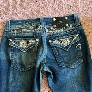 Miss me jeans - Säljer dessa snygga Y2K jeans från märket Miss Me! Har syn på användning men annars i fin sick! Midjemått: 81cm innerbenslängd: 83cm. Buda bara om du är seriös❤️