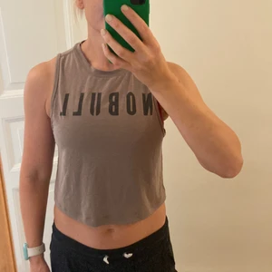 NOBULL TOP  - Kort träningstopp från NOBULL Stl.S. Aldrig använd. 