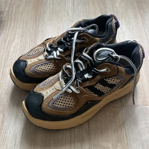 Eytys Sneakers strl 36  - Använda fåtal gånger, väldigt fint skick! Kan mötas i Sthlm annars tillkommer frakt!  