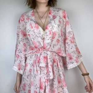 Blommig lingerie - En blommig längre morgonrock/lingerie i vintage stil. Jättemysig på morgonen när man sminkar sig tex. Genomskinligt material med spets på ärmarna och längst ner. Funkar för alla storlekar. Köpare står för frakt. Mötas, swish eller direktbetalning via app.