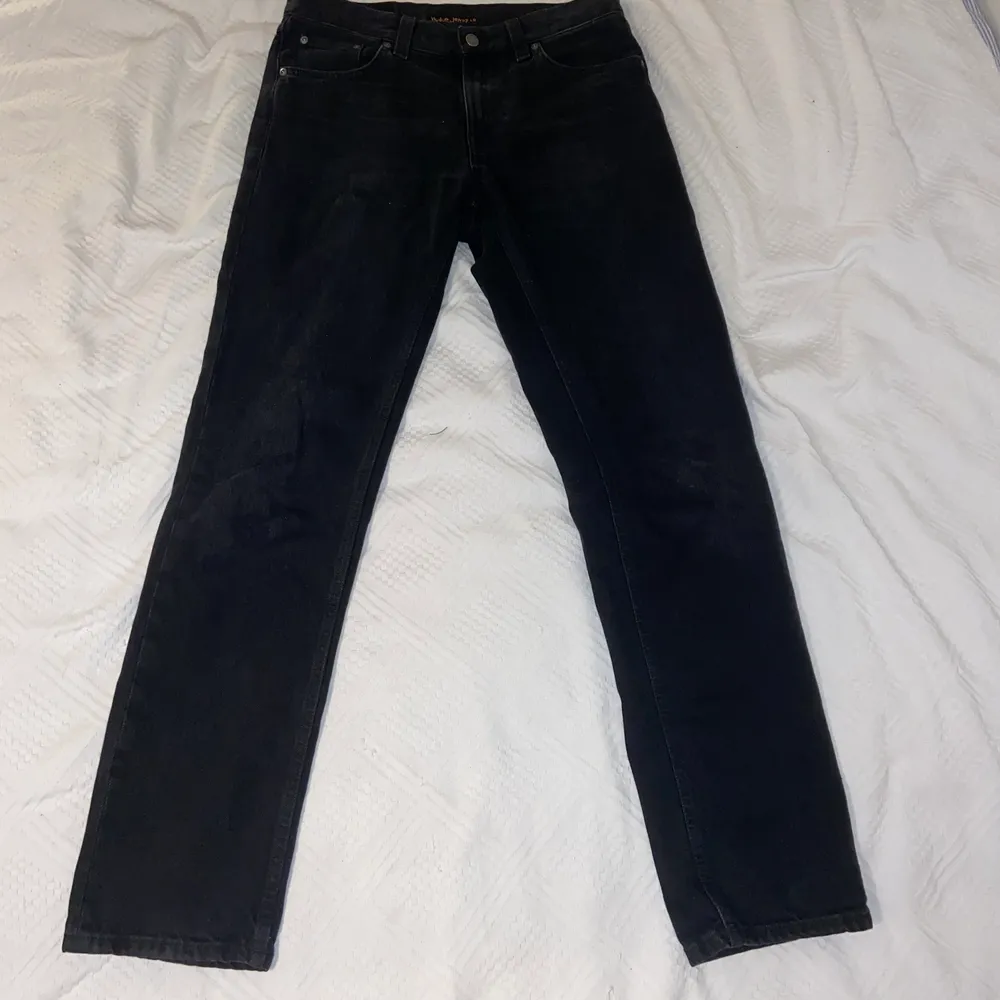 Helt nya Nudie Jeans, använt en gång. Passformen är straight/regular fit.  Färgen är typ mörkgrå, de ser lite extra mörka ut på andra bilden.. Jeans & Byxor.