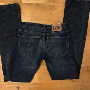 Super snygga Lee jeans som är köpta second hand💗 Passar bra i längden på mig som är 166cm ❗️FRAKTAR ÄVEN❗️