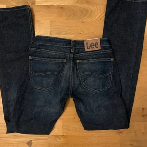 Lowwaist jeans - Super snygga Lee jeans som är köpta second hand💗 Passar bra i längden på mig som är 166cm ❗️FRAKTAR ÄVEN❗️