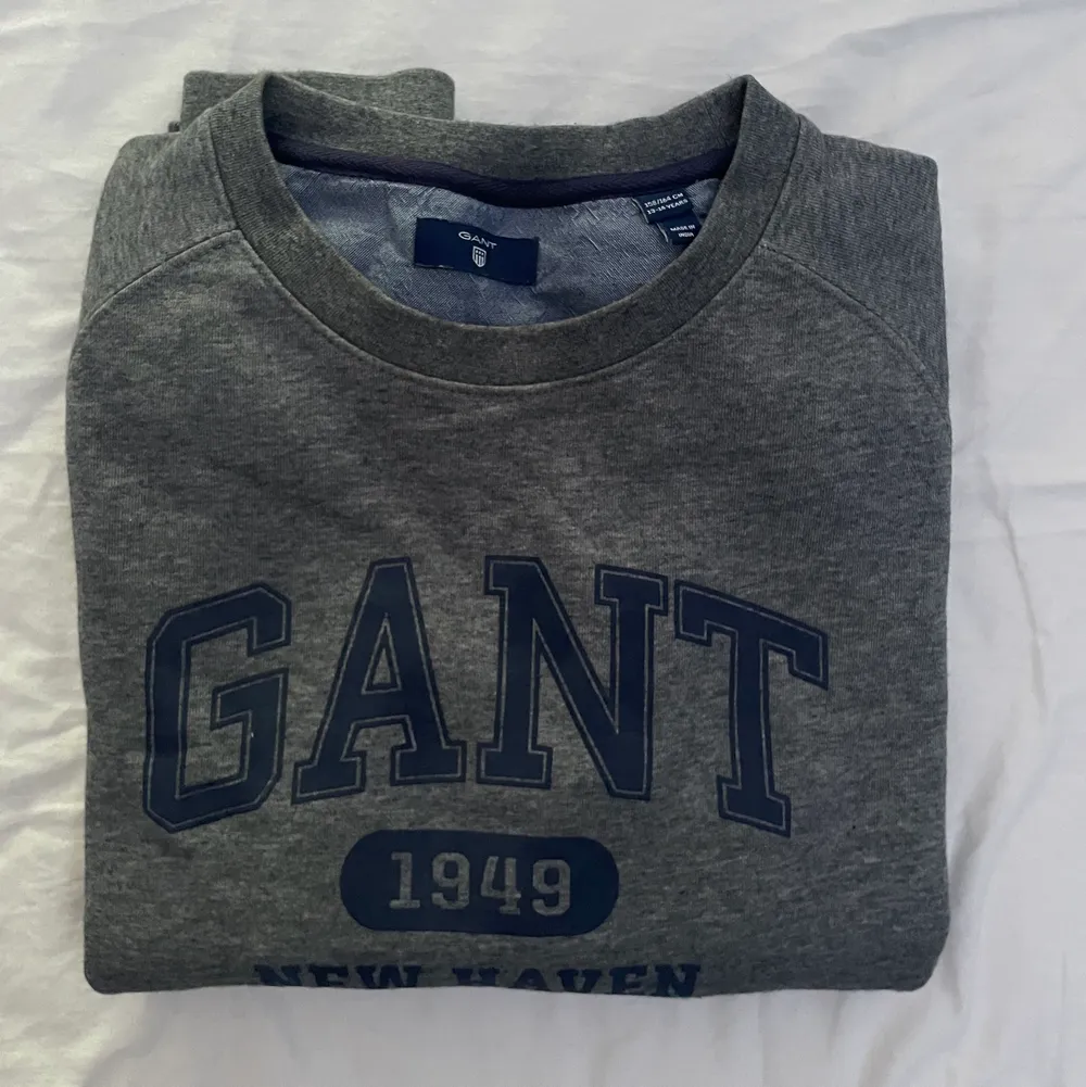 Grå sweatshirt från Gant. Mycket bra skick. Köparen står för frakten. Hör av dig för mer information!🤍. Tröjor & Koftor.
