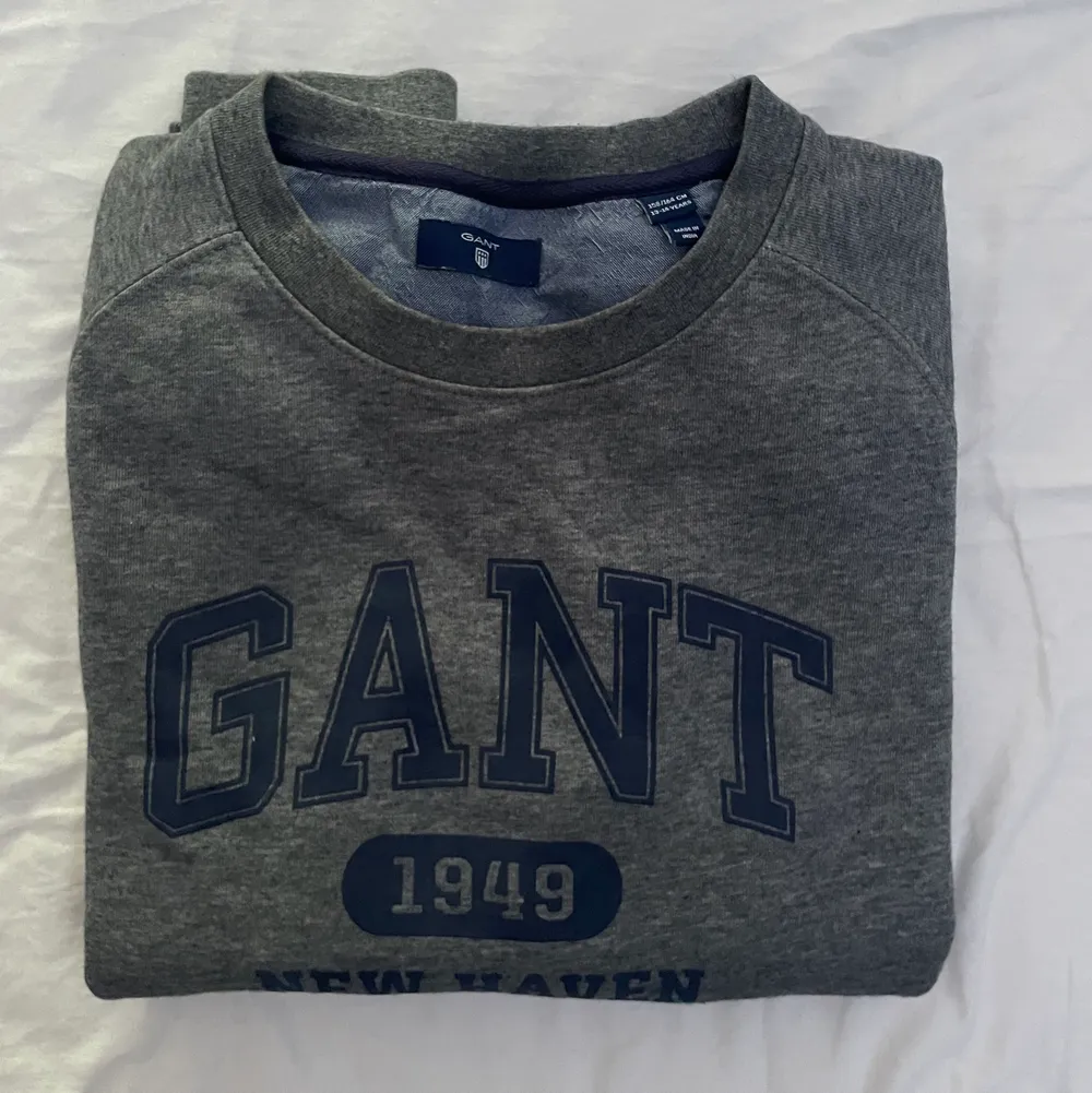 Grå sweatshirt från Gant. Mycket bra skick. Köparen står för frakten. Hör av dig för mer information!🤍. Neuletakit & Villapaidat.