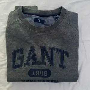 Grå sweatshirt från Gant. Mycket bra skick. Köparen står för frakten. Hör av dig för mer information!🤍