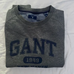 Gant sweatshirt  - Grå sweatshirt från Gant. Mycket bra skick. Köparen står för frakten. Hör av dig för mer information!🤍