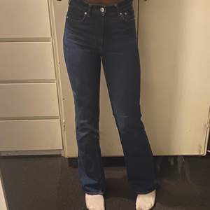 Säljer dessa straight jeans fråm H&M eftersom de blivit för tighta och kommer inte så mycket till användning