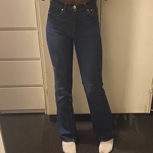 Mörkblå straight jeans - Säljer dessa straight jeans fråm H&M eftersom de blivit för tighta och kommer inte så mycket till användning