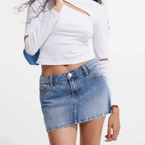 Lågmidjade minikjol - Minikjol i storlek 32, kom aldrig till användning