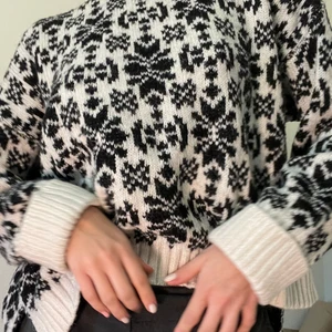 Stickad tröja från hm - Oversized tröja i storlek S från HM, passar xs,x,M,L Den är längre baktill och kortare framtill 