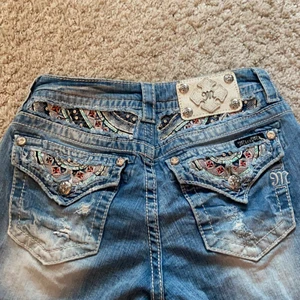 Miss me shorts - Så fina miss me shorts som är lite längre! Storlek 27 men passar mig med S/M