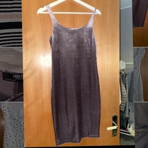 Festklänning från Zara - Figursydd festklänning från Zara. Velourklänning, slits på baksidan. 