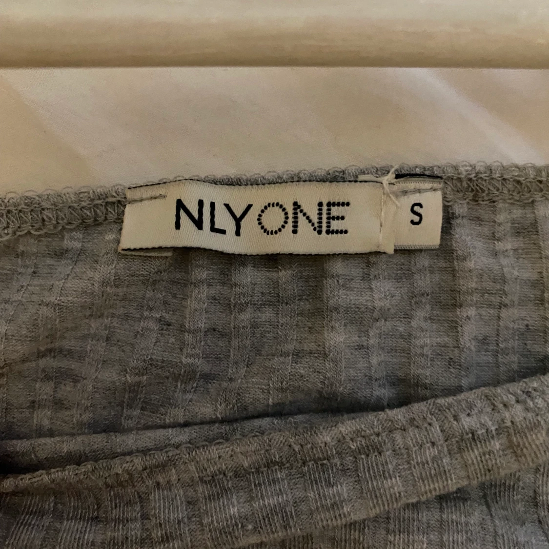 Grå offshoulder topp - 90