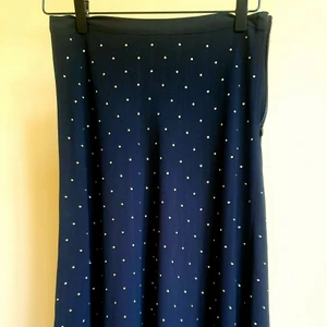 Svart kjol fr Michael Kors  - Kjol fr Michael Kors, str 34, tunn men helfordrad, med prickar av gult metall på. Nyskick, pris 600 kr