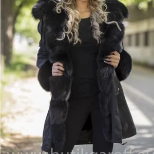 Äkta päls jacka LONG 100cm BLACK PARKA  - Säljer min fina äkta päls jacka. Bra skick inga hål osv. Om du är intresserad att köpa kan jag skicka mer bilder på jackan 😊