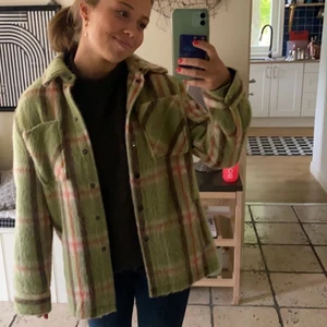 Only kappa - Storlek xs lite oversize men jag är också 155 cm så lite missvisande på bild! Super mysiga färger!! Jätte skön perfekt till höst och  vårdagar