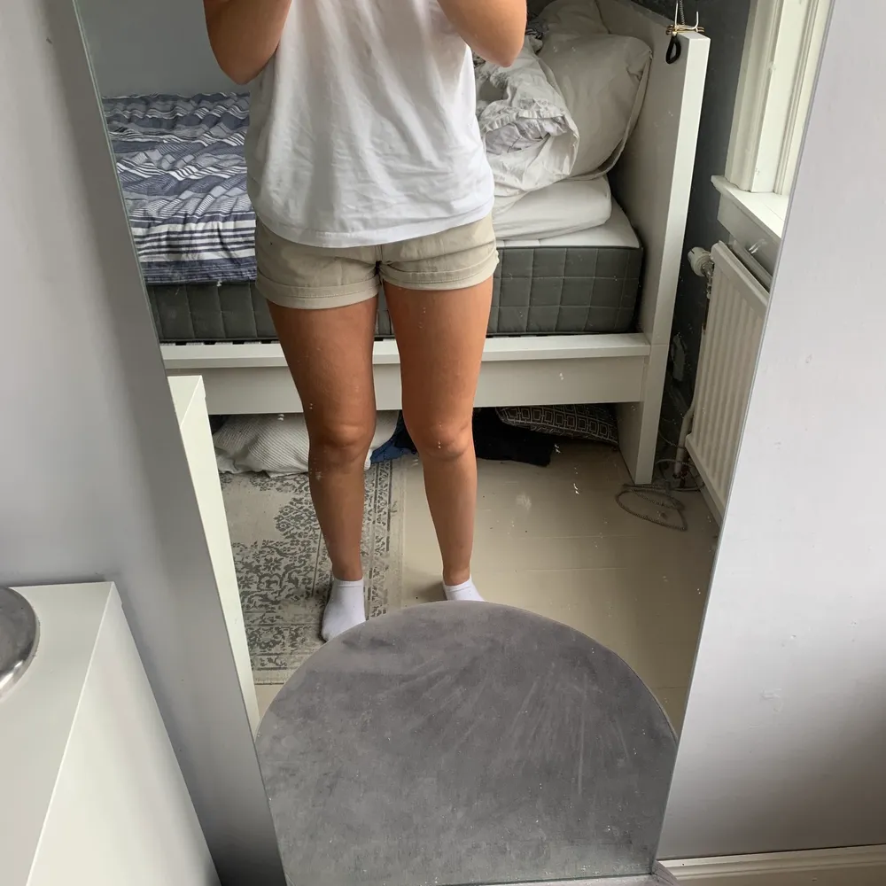 Beiga shorts från h&m i storlek 36,bra skick nästan oanvänd, högmidjade . Shorts.