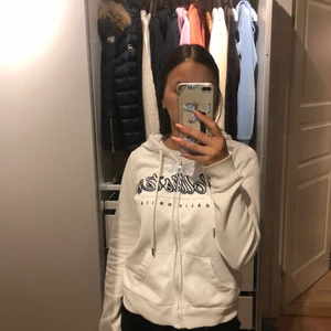 Hollister Kofta - Vit hollister kofta i stl Xs men passar S, ganska bra skick den har bara lite knoppar på sig men det går att ta bort. (Skriv till mig vi intresse, pris kan diskuteras)