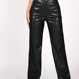 Läderbyxor  - Läderbyxor i stl XS (petite, så för oss som är lite kortare!)  Passar säkert en S också då den är stretchig.   Använda en gång.