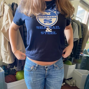 T-shirt north Sails  - Riktigt ball vintage t-shirt från North Sails. Storlek S. Bra kvalité och åldrats fint. Frakt tillkommer annars möts vi på söder. 💙🖤🪴