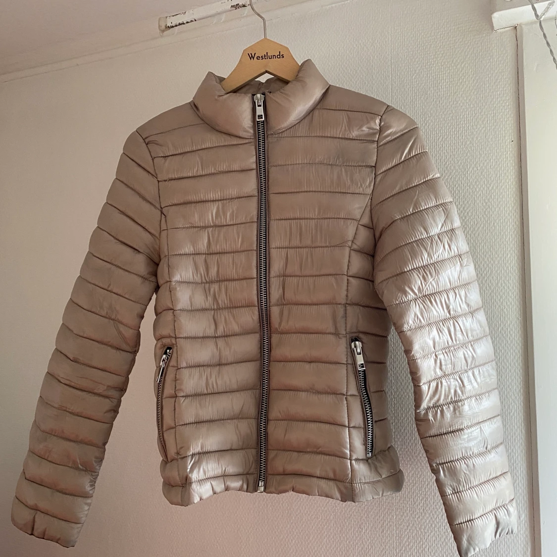 Beige warm puffer jacket. Size:small/xs