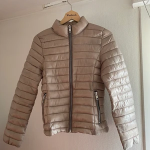 Beige warm puffer jacket. Size:small/xs - Warm womens puffer jacket