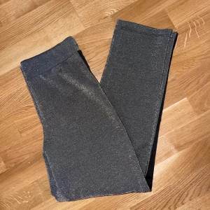 Silver svarta byxor - Säljer mina fina byxor. De är grå/silvriga med svart söm på sidorna 