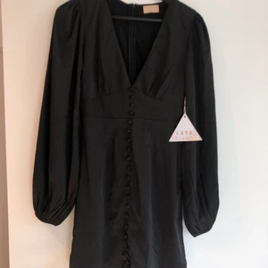 Klänning - Svart klänning i storlek S. Helt ny med tags kvar. Nypris 499:- 