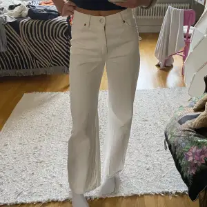 Jättesnygga vita jeans från monki i jättebra skick! Jeansen är i storlek 25 och jag är 1,65 om det hjälper💗💗 frakt ingår inte i priset