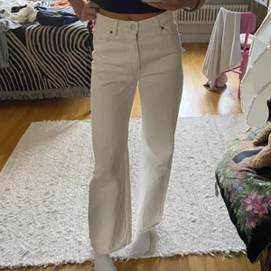 Vita jeans - Jättesnygga vita jeans från monki i jättebra skick! Jeansen är i storlek 25 och jag är 1,65 om det hjälper💗💗 frakt ingår inte i priset