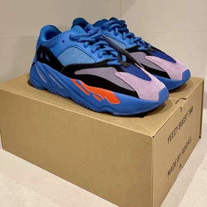 💙Yeezy 700 hi-res blue💙 - Ett par Ds 💙Yeezy 700 hi-res blue💙  Köpa på Yeezy day  Storlek 42,5-43 Pris : 2600 Kvitto finns