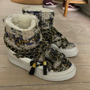 Inuikki Boots - Unika och as balla inuikki skor, perfekta nu när det blir kallt❤️ de är helt slutsålda! Sparsamt använda men enda defekten är att en av ”tassels” saknas på vänster sko (se bild)❤️ Låda ingår även!