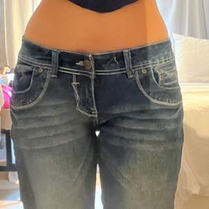 Säljer dessa jättefina jeans.💗säljer dem för dem inte används.💗dem är storlek 38 men passar även storlek 36💗