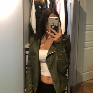 Grön skinnjacka - En grön skinnjacka som är jättefin och rätt så bekväm att ha på sig, bara använt ca 5 ggr förra året, själv så tycker jag att den är otroligt fin. Stl 36 men passar mig som har 34. (Skriv om du har några frågor, nypris 700kr) pris kan diskuteras!!