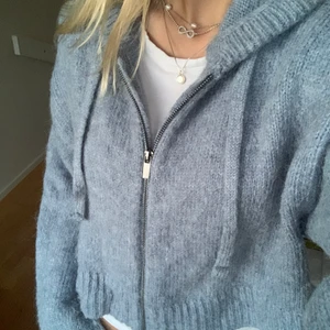 Stickad tröja  - Lägger upp igen pga oseriös budare. Jättefin stickad tröja med dragkedja. Köpt från Zara. Använd 2 gånger så är i nyskick. Storlek XS/S. Säljer för 250 kr. Om flera är intresserade startar jag budgivning💗