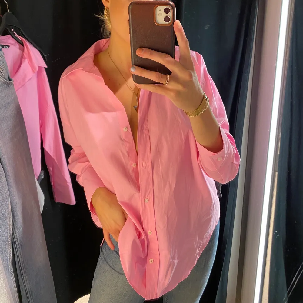 Rosa oversized skjorta i klarrosa färg! snygg passform & färg! nyskick, från zara! 🫶🏼. Skjortor.