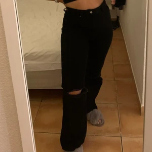 Jeans - Svarta vida  - Svarta vida jeans som knappt är använda då de tyvärr är för stora för mig! Väldigt fina och i väldigt bra skick 🦋 Storlek 40