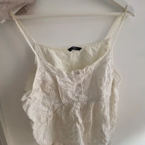 Gulligt linne  - Ett så gulligt vitt linne!!! Står ingen dirket storlek men skulle säga m💕💕