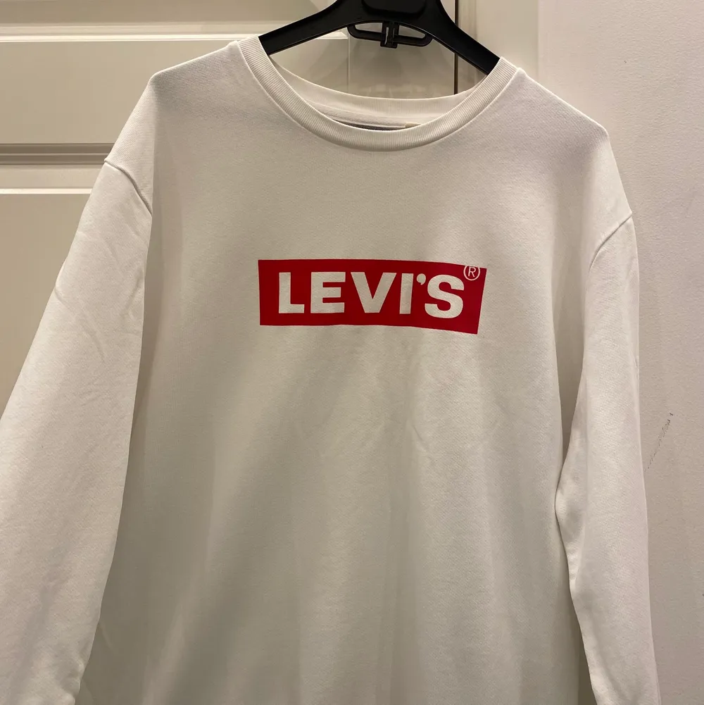 Levis tröja, aldrig använd och kommer tyvärr inte till användning längre. Helt ny i storlek L funkar perfekt om man föredrar oversize! Pris kan diskuteras . Tröjor & Koftor.