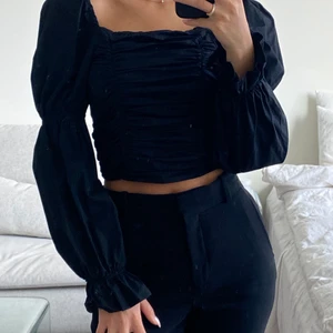 Långärmad topp - ❣️Långärmad topp med fyrkantig urringning❣️Storlek: 34/XS❣️Skick: använd endast en gång ❣️Sista bilden visar rygg- samt ärmdetaljer❣️