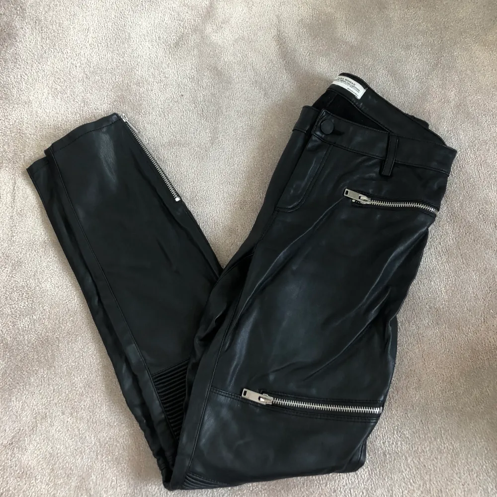 Svarta byxor i fusk skinn från Zara. I fint skick förutom att en av  flärparna där man fäster skärpet har lossnat. . Jeans & Byxor.