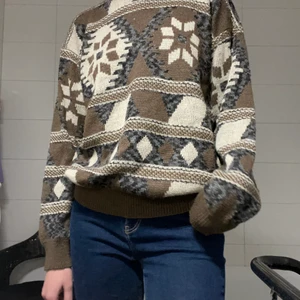 Mönstrard stickad  -  Skit snygg stickad tröja köpt på beyond retro. 