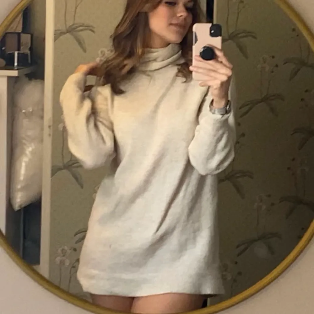 Köpte denhär förra året av en tjej på plick. Supermysig beige tätt stickad klänning. Neuleet.