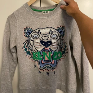 Kenzo sweatshirt  - En grå kenzo sweatshirt i storlek Xs, säljs pågrund av ingen användning längre  Köparen står för frakten