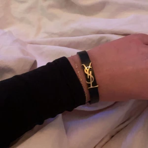 Ysl armband - Säljer nu detta jättefina armband från YSL i storlek M. Har använt den några gånger men köpte de ganska nyss så fortfarande nyskick. Både boxen och en liten dustbag tillkommer men dock har jag inte kvittot kvar. Nypris 2350kr, pris kan diskuteras💗🫶🏻
